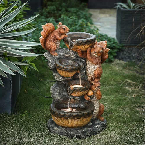 Záhradná fontána s veveričkami