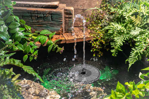 Záhradná solárna fontána pre jazierko