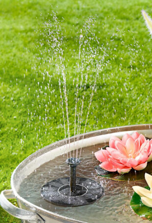 Solárna fontána – vodná fontána pre záhradné jazierko so siedmimi nástavcami na nastavenie prúdu vody